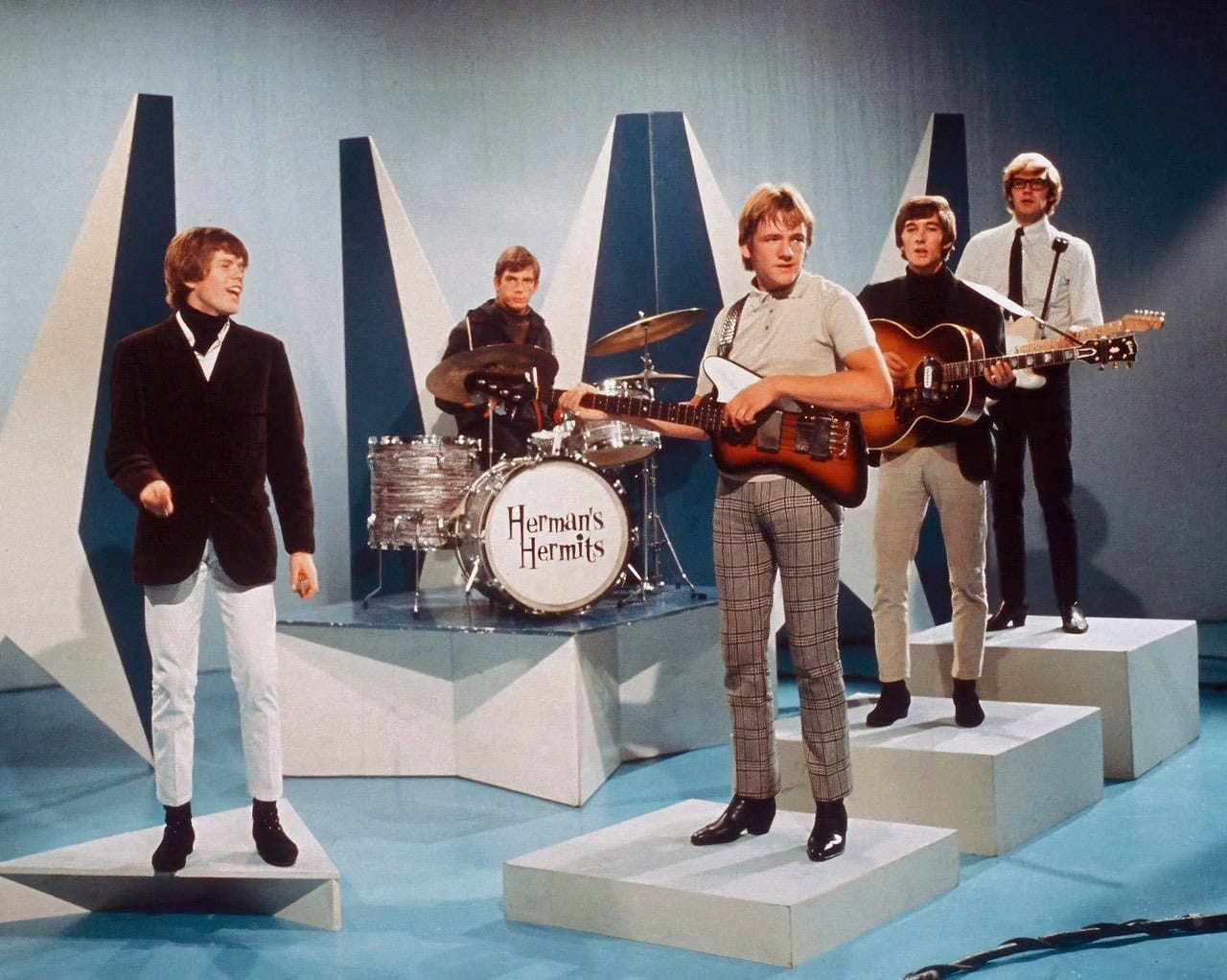 Herman’s Hermits -There’s A Kind Of Hush (1967)