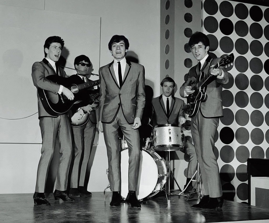 The Hollies perform on the Bobbie Gentry music series for BBC Television – Bus Stop (1968)