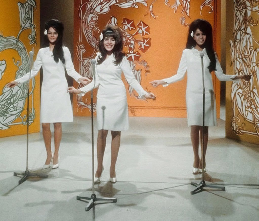 The Ronettes – Walking In The Rain